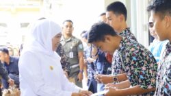 Pembatasan Gadget Resmi Berlaku di Sekolah Jatim, Khofifah Tekankan Penguatan Karakter Siswa