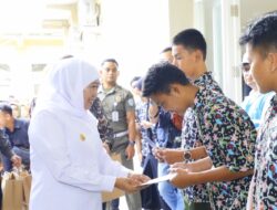 Pembatasan Gadget Resmi Berlaku di Sekolah Jatim, Khofifah Tekankan Penguatan Karakter Siswa