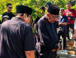 Dua Gubernur Jatim Antar Pemakaman Sekretaris PMI Nurwiyatno