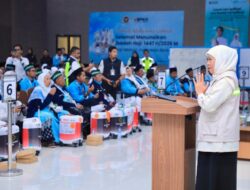 Gubernur Jatim Lepas Kloter Pertama Haji Embarkasi Surabaya, 380 Jemaah Asal Probolinggo Berangkat ke Madinah