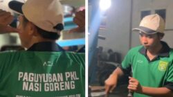 AZA Bagikan Puluhan Polo Persebaya untuk Seragam Penjual Nasi Goreng di Sentra Kuliner Manukan