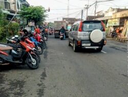 Kemacetan Terjadi Di Perempatan Ngariboyo Akibat Aktifitas Pasar Tumpah Sampai Bahu Jalan