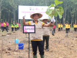 Polres Blitar Kota dan Bhayangkari Tanam 170 Pohon di Lahan Kritis