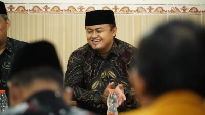 Sekretaris LDII Kota Kediri Asyhari Eko Prayitno saat memberikan materi dalam seminar parenting di Kediri.