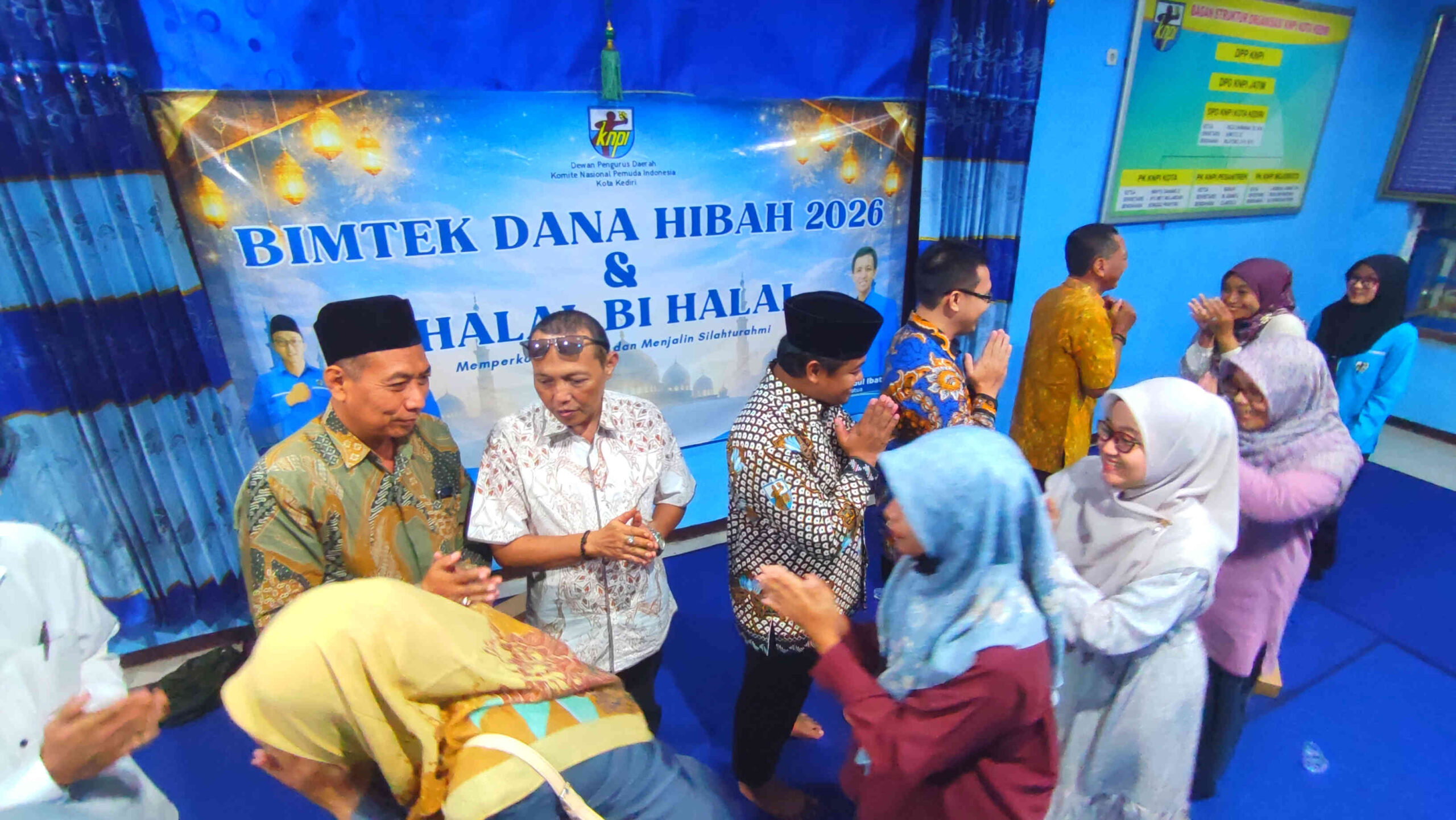 Peserta Bimtek Dana Hibah 2026 KNPI Kota Kediri saling bersalaman dalam acara Halal Bihalal.