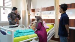 Bupati Kediri Hanindhito Himawan Pramana menjenguk siswa yang diduga keracunan makanan program MBG di RSUD Simpang Lima Gumul.