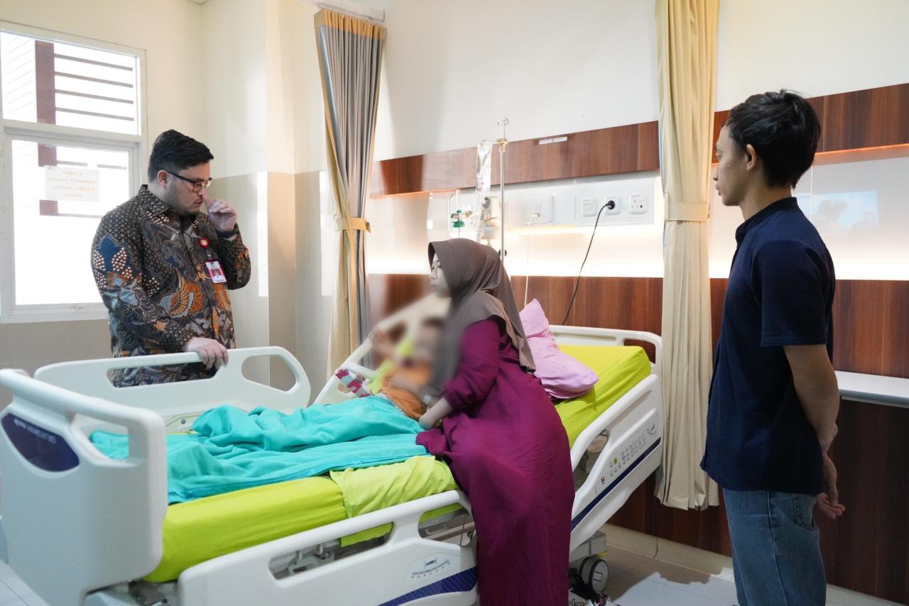 Bupati Kediri Hanindhito Himawan Pramana menjenguk siswa yang diduga keracunan makanan program MBG di RSUD Simpang Lima Gumul.