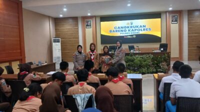 Kegiatan Cangkrukan Bareng Kapolres Kediri bersama pelajar dalam pembinaan generasi anti narkoba di Mapolres Kediri.
