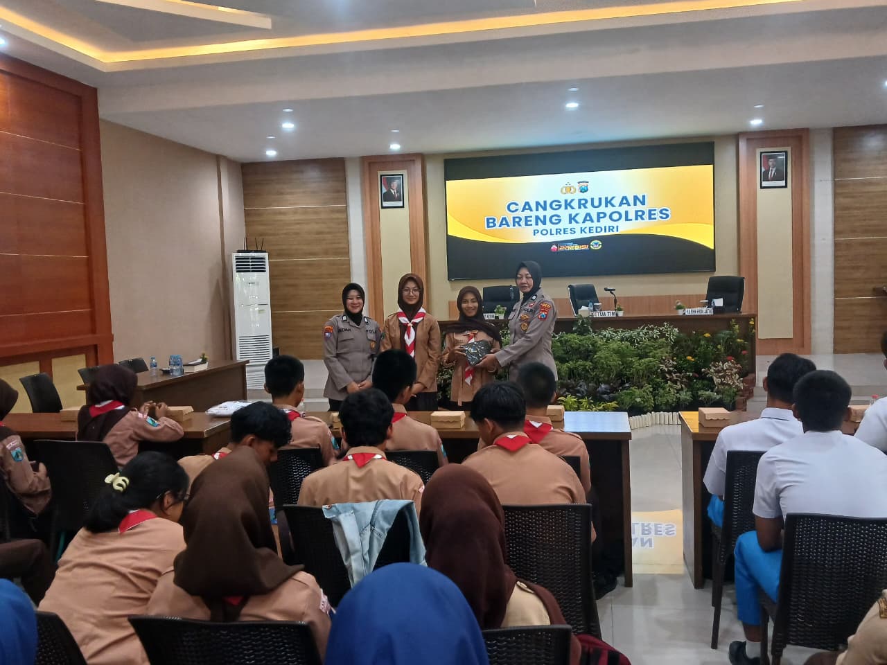 Kegiatan Cangkrukan Bareng Kapolres Kediri bersama pelajar dalam pembinaan generasi anti narkoba di Mapolres Kediri.