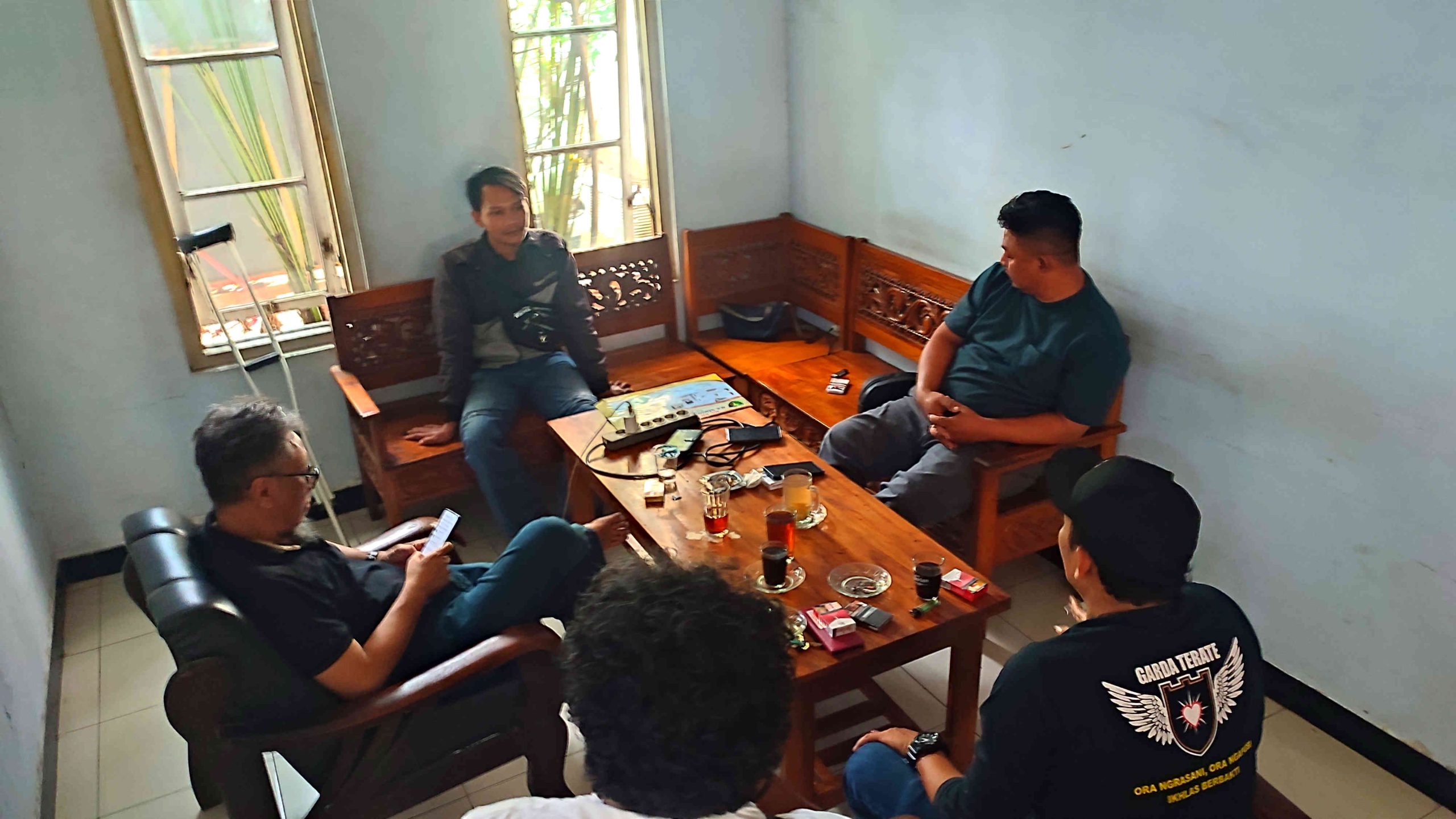 Eka Faisol Umami menunjukkan hasil rontgen patah paha kiri akibat dugaan penganiayaan di Lapas Kediri.