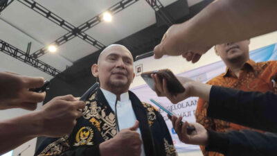 Gus An’im Falachuddin Mahrus saat diwawancarai awak media terkait penolakan war ticket haji di Kediri.