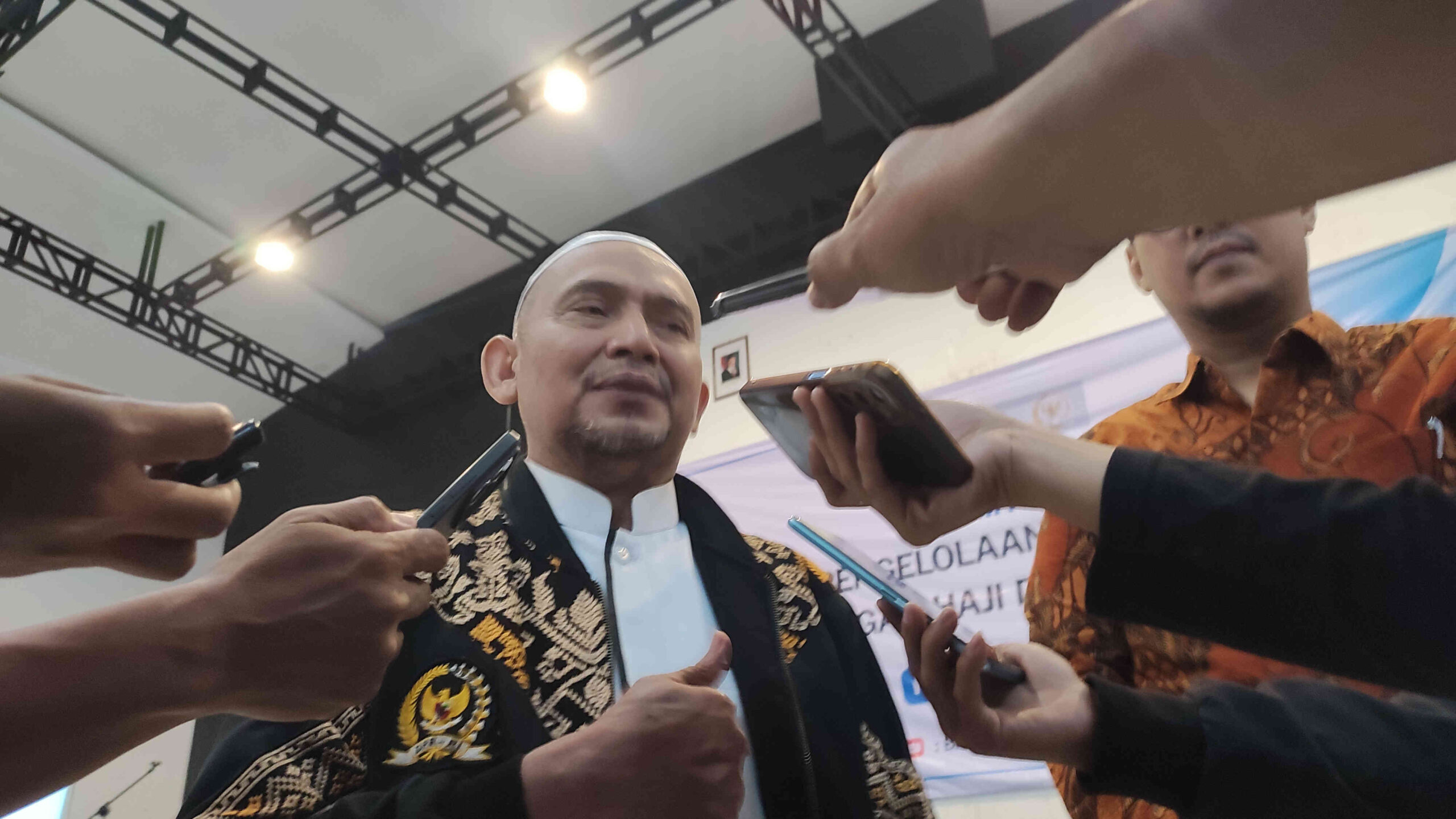 Gus An’im Falachuddin Mahrus saat diwawancarai awak media terkait penolakan war ticket haji di Kediri.