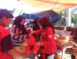 Saat Harga Plastik Naik, PDIP Jember Pilih Bagi-Bagi 1.000 Tote Bag ke Warga