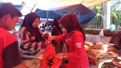 pembagian tote bag PDIP Jember di pasar tradisional
