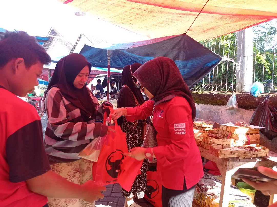 pembagian tote bag PDIP Jember di pasar tradisional