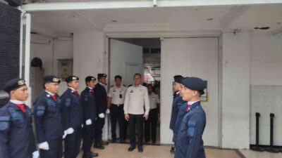 Kadiyono meninggalkan Lapas Kelas IIA Kediri usai serah terima jabatan Kepala Lapas Ditjenpas Jatim 20 April 2026.