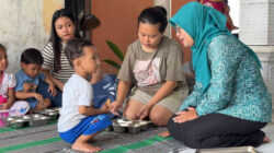 Kader Kampung KB Kelurahan Ketami Kota Kediri memberikan makanan tambahan kepada balita dalam program DASHAT untuk pencegahan stunting.