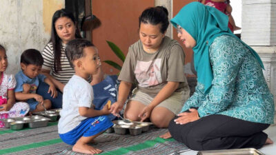 Kader Kampung KB Kelurahan Ketami Kota Kediri memberikan makanan tambahan kepada balita dalam program DASHAT untuk pencegahan stunting.