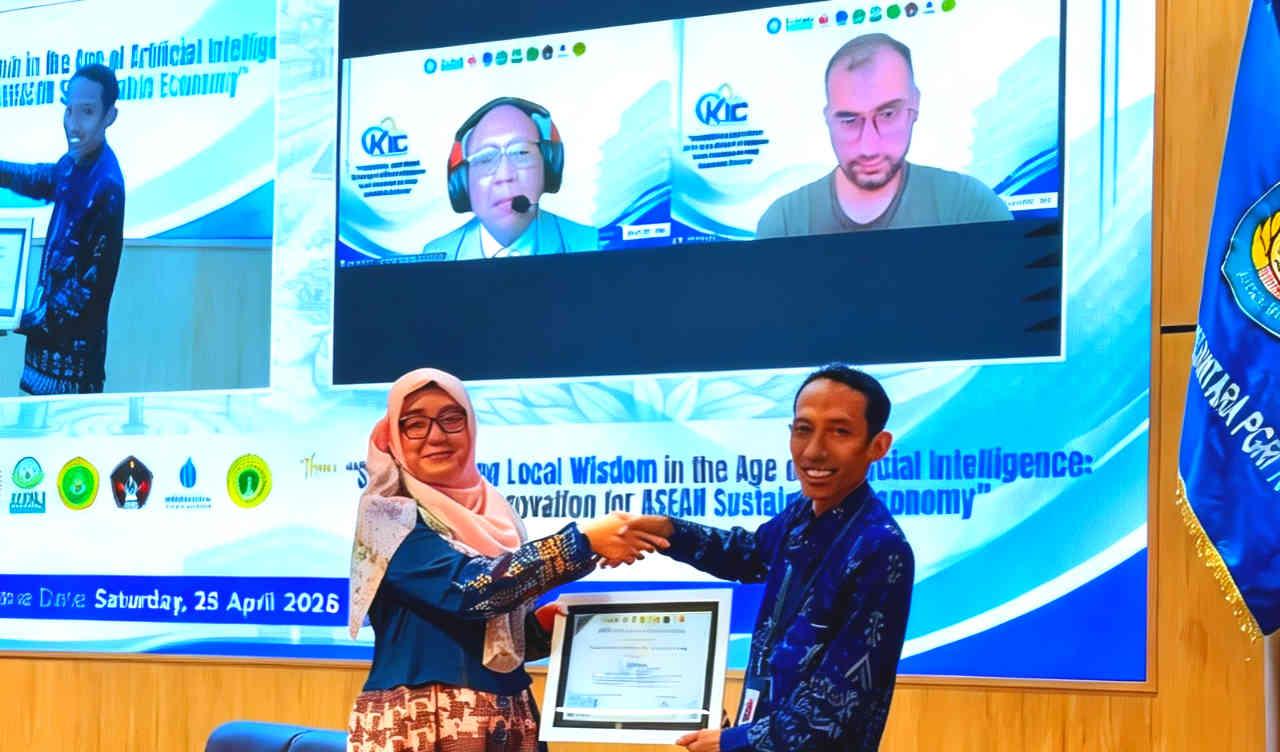 Penyerahan sertifikat narasumber pada KIC 2026 UNP Kediri yang membahas AI dan kearifan lokal untuk ekonomi berkelanjutan.