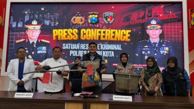 Petugas Satreskrim Polres Kediri Kota menunjukkan barang bukti kasus penganiayaan balita dalam konferensi pers.