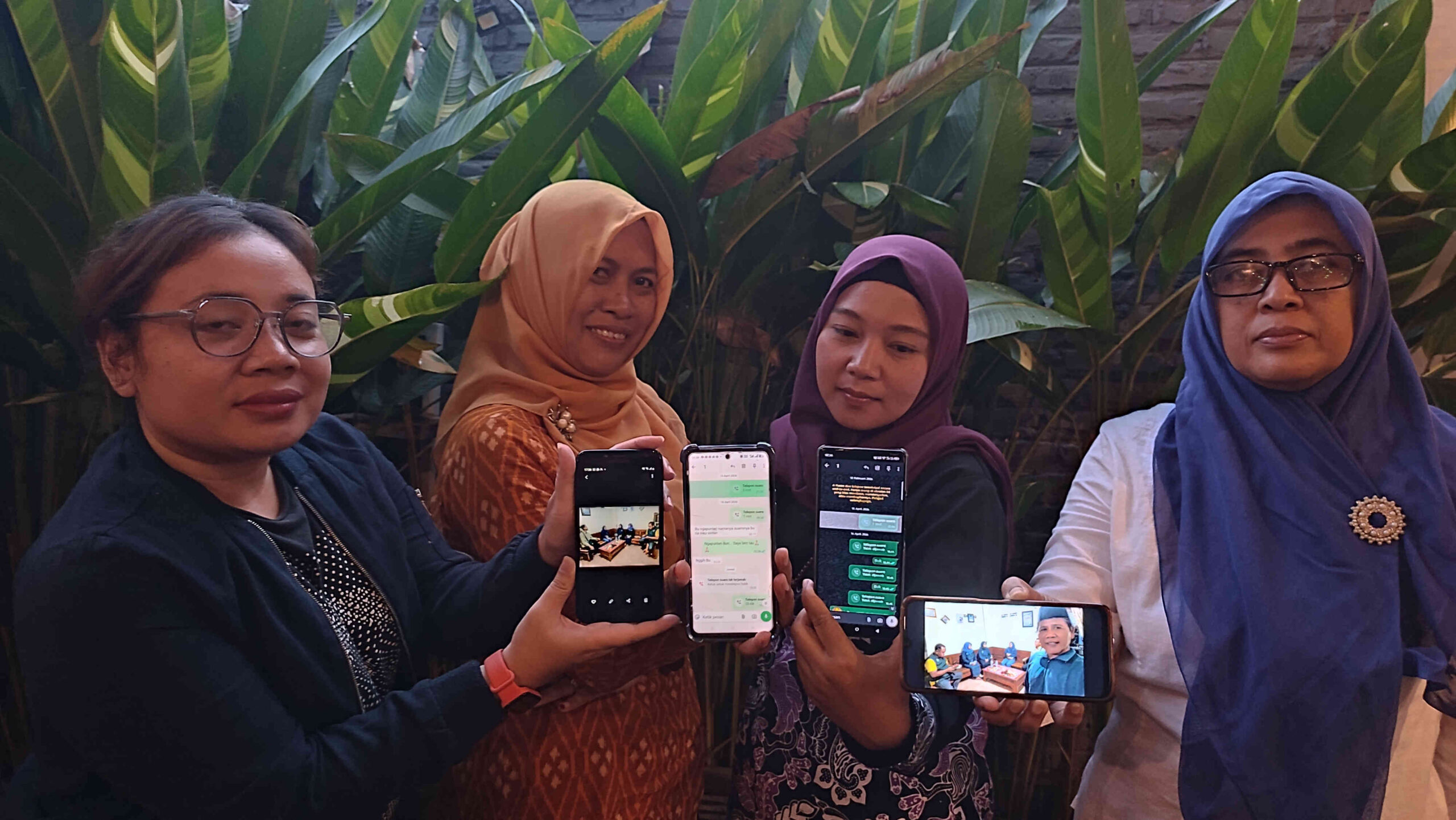 Koordinator Satgas PPA Kecamatan Kota Kediri Eri Yulanda (baju putih) bersama tim menunjukkan bukti laporan kasus penganiayaan balita Ngronggo melalui ponsel.