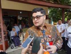 CJH Tertua 105 Tahun Asal Kabupaten Kediri Berangkat Haji, Mas Dhito Beri Kursi Roda