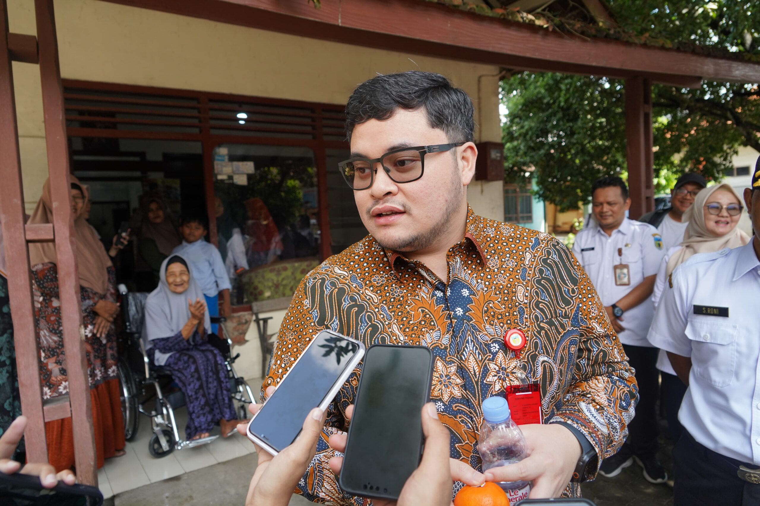 Bupati Kediri Mas Dhito memberikan keterangan kepada wartawan usai menyerahkan kursi roda kepada CJH tertua Mbah Marsiyah di Desa Bulu.