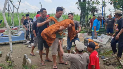 Warga mengangkat jenazah balita korban dugaan penganiayaan saat prosesi pemakaman di Kediri.
