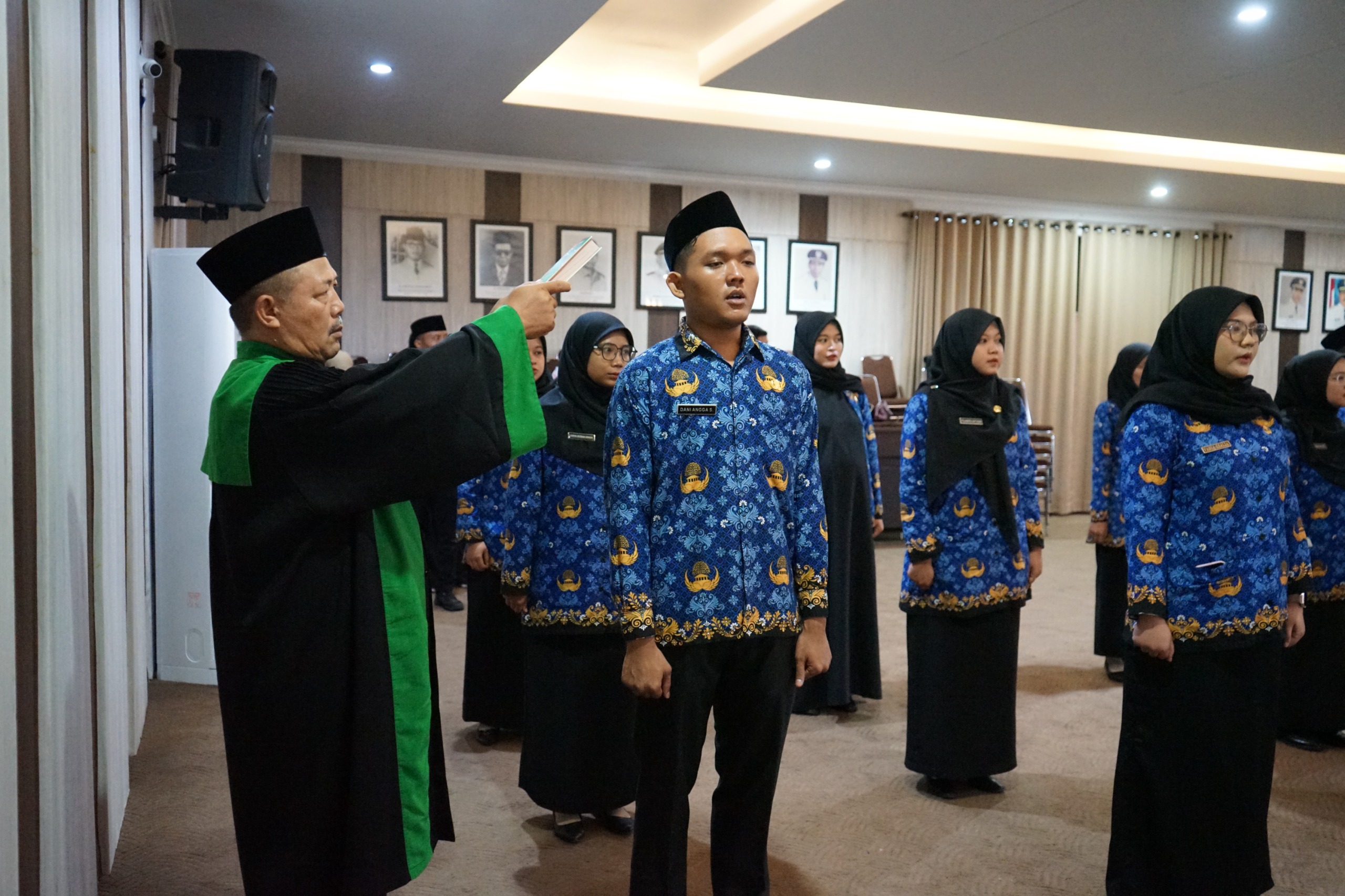 Prosesi pengambilan sumpah Pegawai Negeri Sipil (PNS) Pemerintah Kota Kediri oleh rohaniawan di Ruang Joyoboyo, ASN mengenakan batik biru berdiri khidmat.