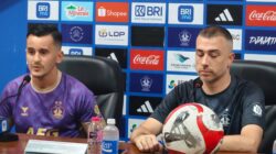 Pelatih Marcos Reina Torres dan pemain Adrian Luna saat konferensi pers jelang laga Persik Kediri vs Borneo FC.