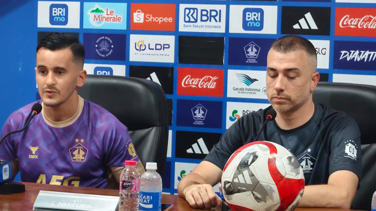 Pelatih Marcos Reina Torres dan pemain Adrian Luna saat konferensi pers jelang laga Persik Kediri vs Borneo FC.