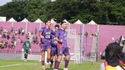 Pemain Persik Kediri merayakan gol kemenangan saat melawan Persita Tangerang di Stadion Brawijaya Kediri.