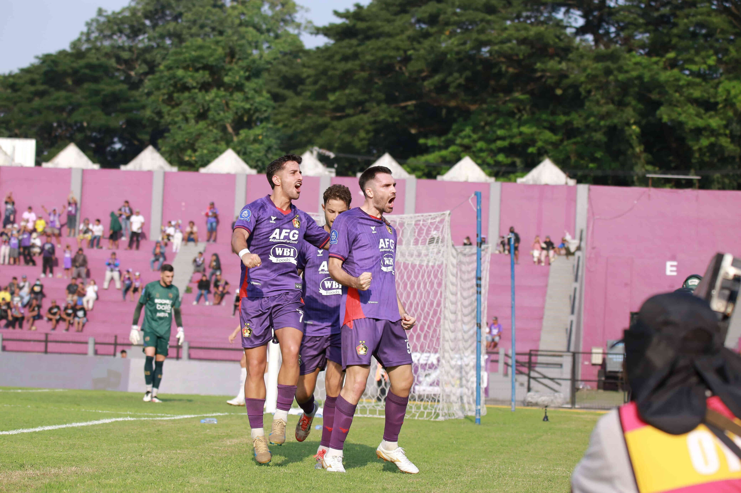 Pemain Persik Kediri merayakan gol kemenangan saat melawan Persita Tangerang di Stadion Brawijaya Kediri.