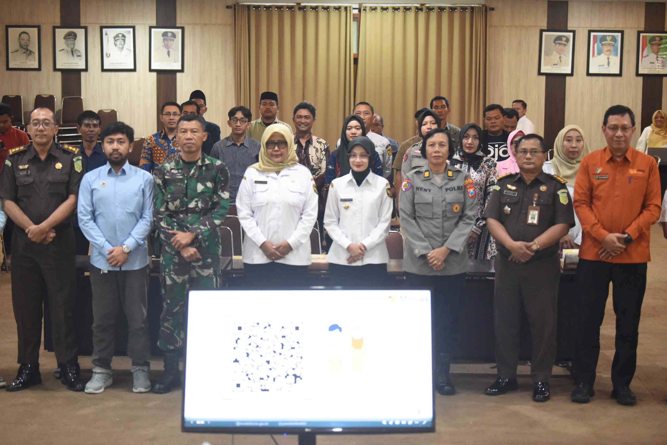 Wali Kota Kediri Vinanda Prameswati bersama Forkopimda dan peserta Rakor Evaluasi Program MBG di Ruang Joyoboyo.