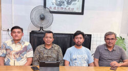 Kepala Bappeda Kota Kediri Ferry Djatmiko di depan tablet saat memberikan keterangan terkait penanganan kasus MBG.