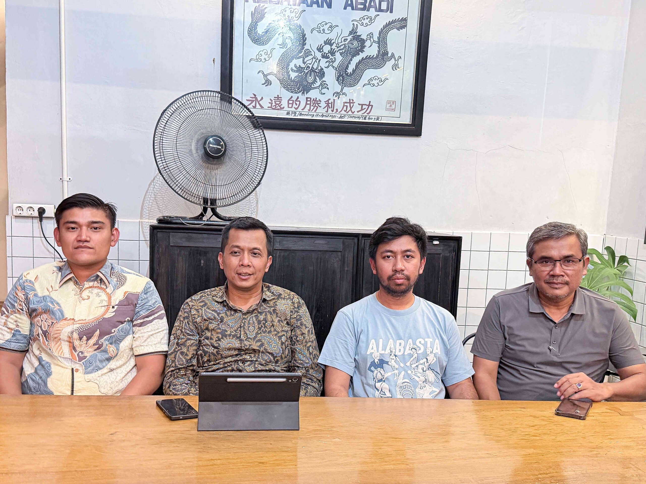 Kepala Bappeda Kota Kediri Ferry Djatmiko di depan tablet saat memberikan keterangan terkait penanganan kasus MBG.