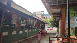 Siswa berjalan di lingkungan Gedung The Naff Elementary School Kediri yang disorot terkait izin PBG dan keamanan bangunan.