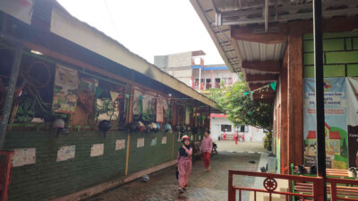 Siswa berjalan di lingkungan Gedung The Naff Elementary School Kediri yang disorot terkait izin PBG dan keamanan bangunan.