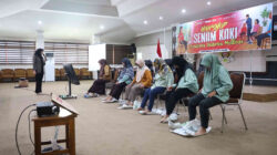 Peserta mengikuti praktik senam kaki untuk penderita diabetes mellitus di Kota Kediri.