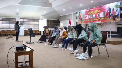 Peserta mengikuti praktik senam kaki untuk penderita diabetes mellitus di Kota Kediri.