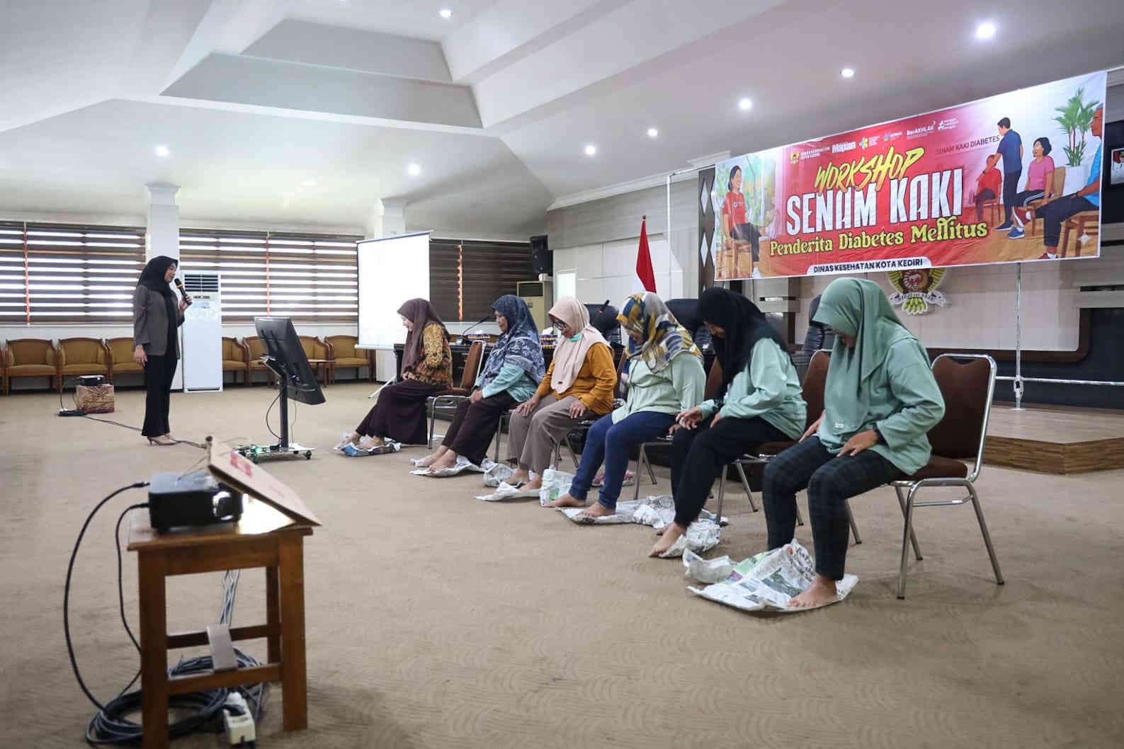 Peserta mengikuti praktik senam kaki untuk penderita diabetes mellitus di Kota Kediri.