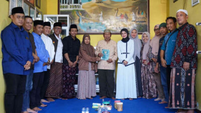 Penyerahan dokumen oleh perwakilan masyarakat kepada tokoh sepuh di Kota Kediri disaksikan sejumlah tokoh dan warga dalam pertemuan di dalam ruangan.