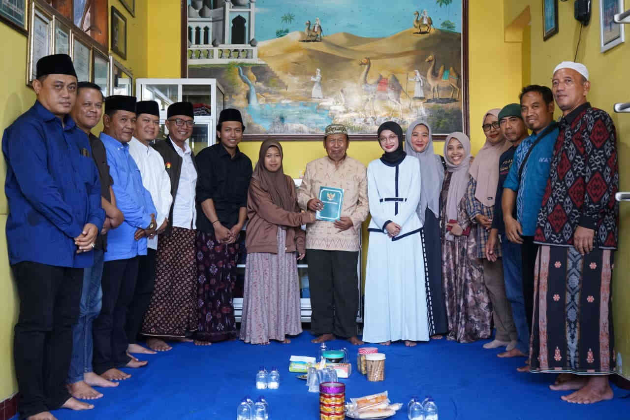 Penyerahan dokumen oleh perwakilan masyarakat kepada tokoh sepuh di Kota Kediri disaksikan sejumlah tokoh dan warga dalam pertemuan di dalam ruangan.