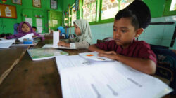 Siswa sekolah dasar di Kediri mengikuti kegiatan belajar di kelas menjelang pelaksanaan Tes Kemampuan Akademik (TKA).