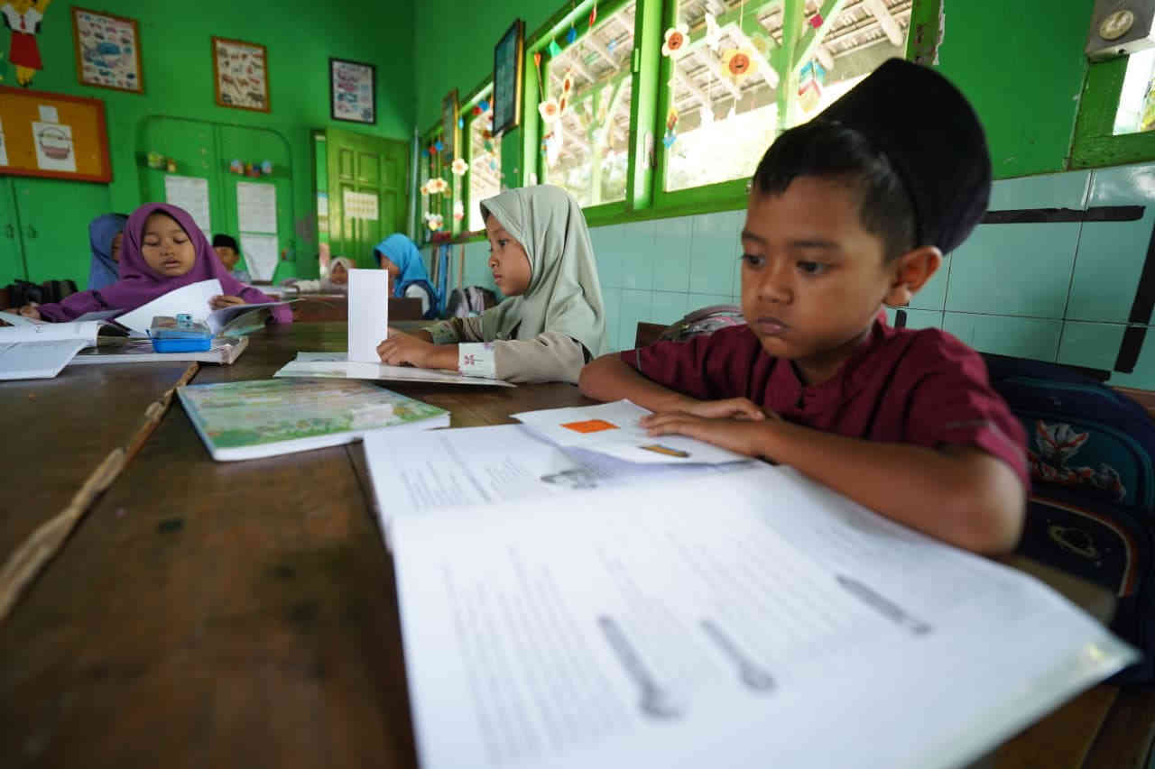 Siswa sekolah dasar di Kediri mengikuti kegiatan belajar di kelas menjelang pelaksanaan Tes Kemampuan Akademik (TKA).