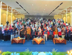 Peserta KIC 2026 UNP Kediri berfoto bersama di auditorium dengan ratusan akademisi dari berbagai negara.