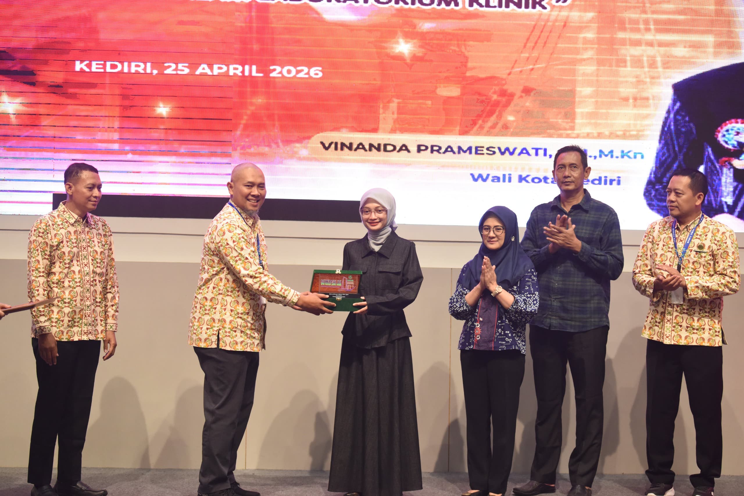 Wali Kota Kediri Vinanda Prameswati menerima cinderamata saat membuka Rakerwil VII PATELKI Jawa Timur di IIK Bhakti Wiyata Kediri.