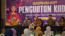 Narasumber workshop deteksi dini diabetes mellitus bersama Dinas Kesehatan Kota Kediri saat kegiatan penguatan kader kesehatan di Kediri.