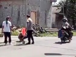 Antisipasi Kecelakaan Pengguna Jalan, Polres Blitar Lakukan Penambalan Aspal Berlubang