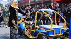 Konvoi Kendaraan Listrik Siswa SMK Meriahkan Hardiknas di Grahadi